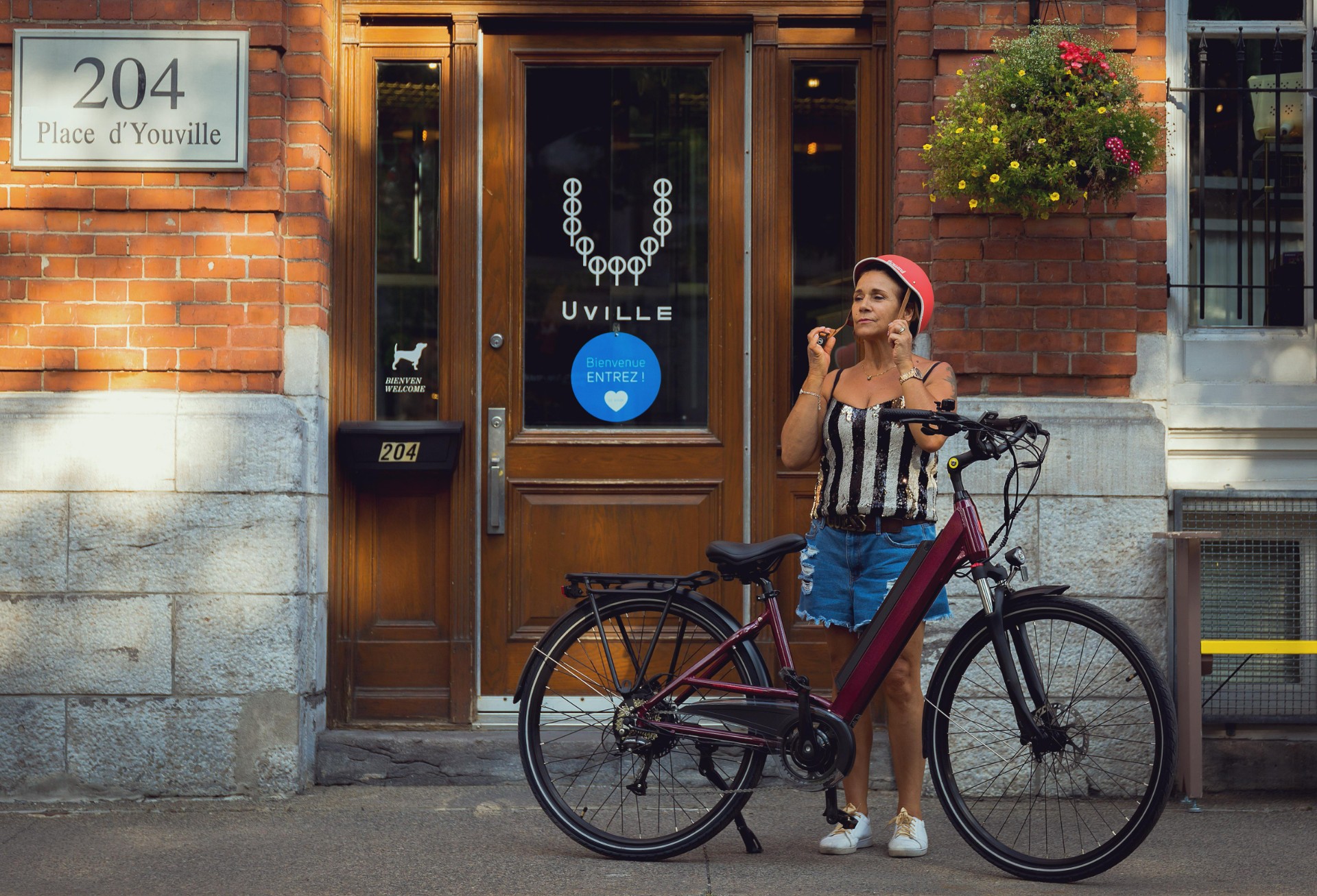 Stylish City Bike - Modern Design Multiple Colors Trendy Short-Distance Ride | City
